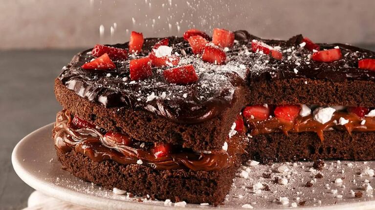 Bizcochuelo de chocolate relleno de crema y frutillas: una receta distinta