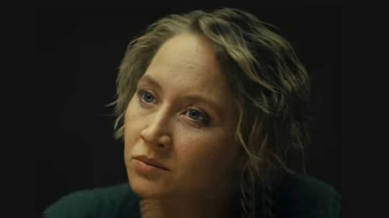Blum, el personaje principal de la serie de 'La dama de los muertos', por Netflix.