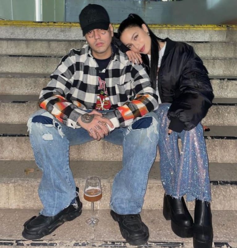 ¡Boda desmentida! Duki y Emilia Mernes no pasarán por el altar: por qué el cantante se mandó a hacer un traje