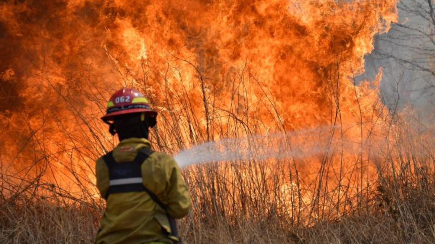 Bomberos combaten un incendio en el norte de la provincia de San Luis