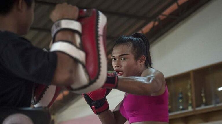Boxeadora transexual peleará por primera vez