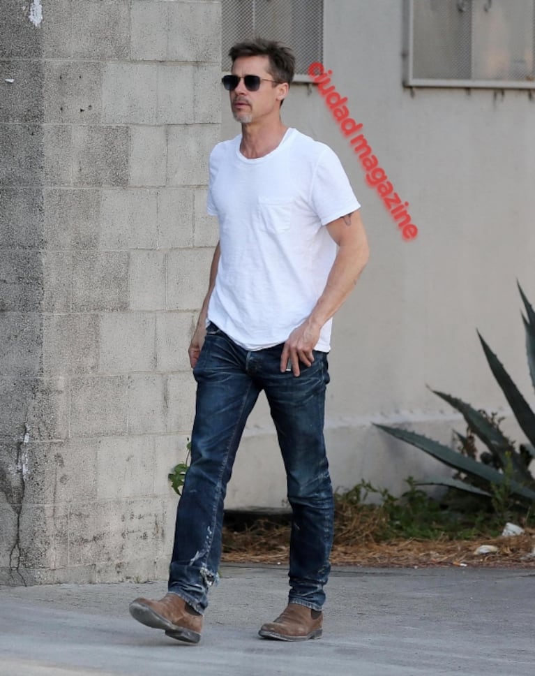 Brad Pitt sorprendió con un nuevo tatuaje en su brazo y despertó suspiros con su look casual