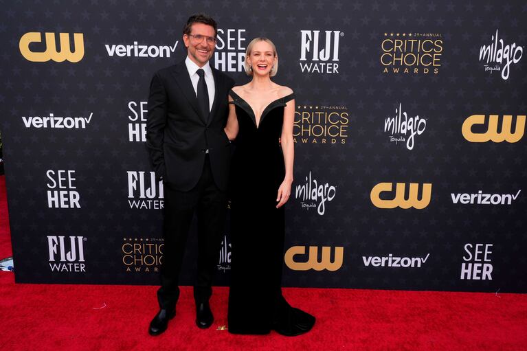 Bradley Cooper y Carey Mulligan en la alfombra roja de los Critics choice Awards 2024 (Fotos: Reter - AP- EFE - AFP)