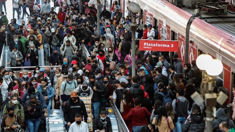 Brasil pasó la barrera de los 142 mil muertos de coronavirus. Foto: EFE.