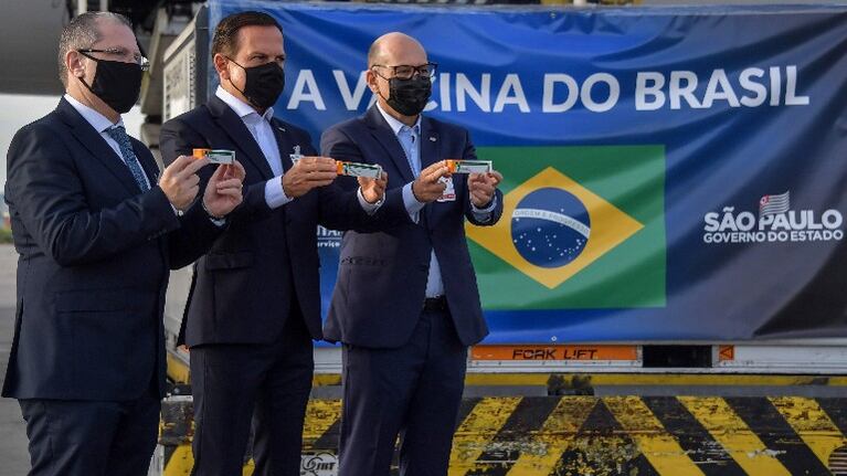 Brasil recibe material para preparar un millón de dosis de la vacuna china. Foto: AFP.