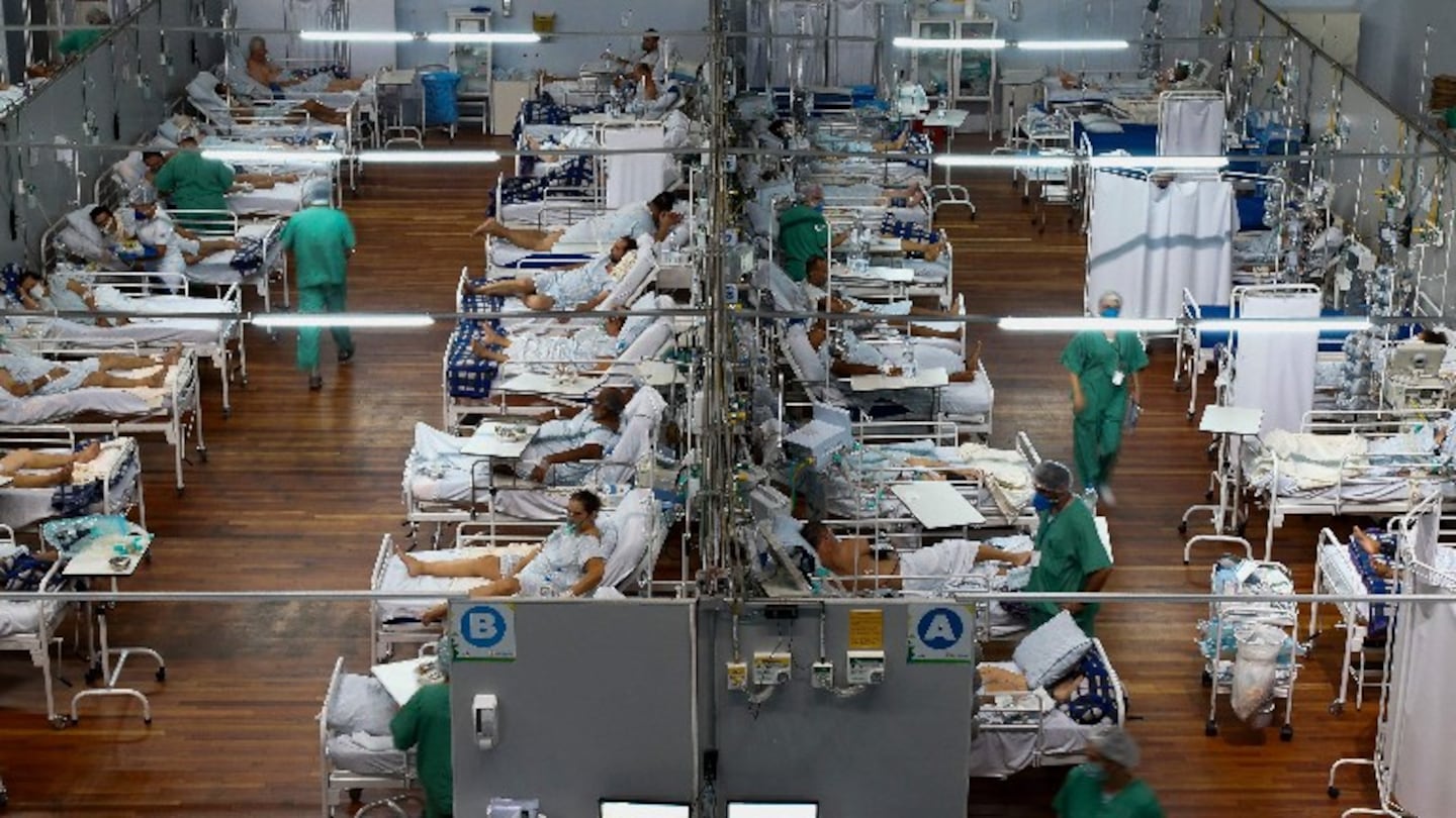 Brasil se acerca a las 4.000 muertes diarias por covid-19. Foto: AFP.