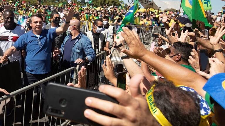Brasil superó los 500 mil casos de coronavirus mientras Bolsonaro asiste a marchas sin barbijo y se abraza con la gente