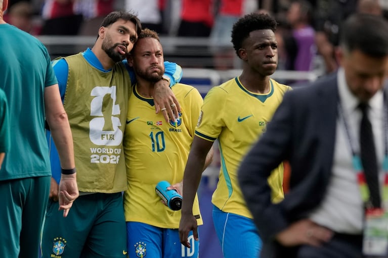 Brazil's Neymar (10) walks off the field with teammates after the World Cup round of 16 soccer match between Brazil and Norway in East Rutherford, N.J., near New York, Sunday, July 5, 2026. (AP Photo/Seth Wenig)