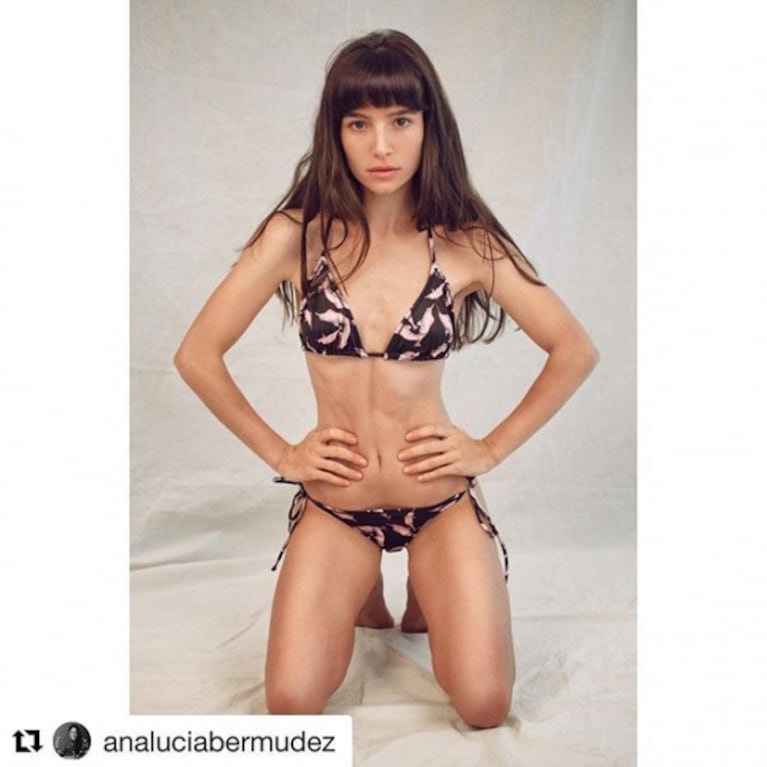 Brenda Asnicar se mostró en bikini, como parte de una campaña de trajes de baño