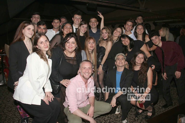 Brenda Asnicar y todo el equipo del streaming de eltrece en su cumpleaños (Foto: Movilpress).