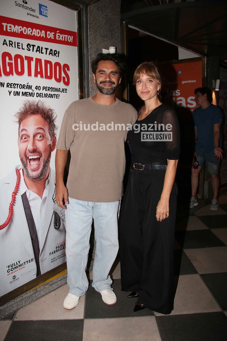 Brenda Gandini y Gonzalo Heredia en el teatro (Foto: Movilpress).