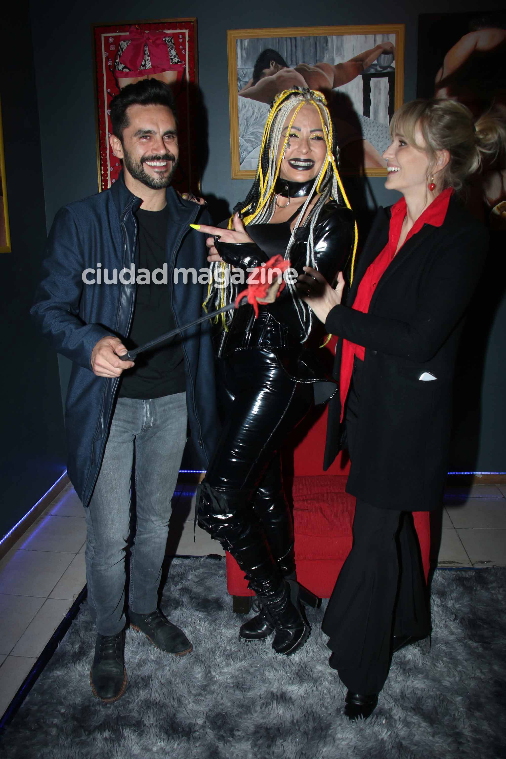 Brenda Gandini y Gonzalo Heredia fueron a ver a Daniela Cardone a Sex (Foto: Movilpress)