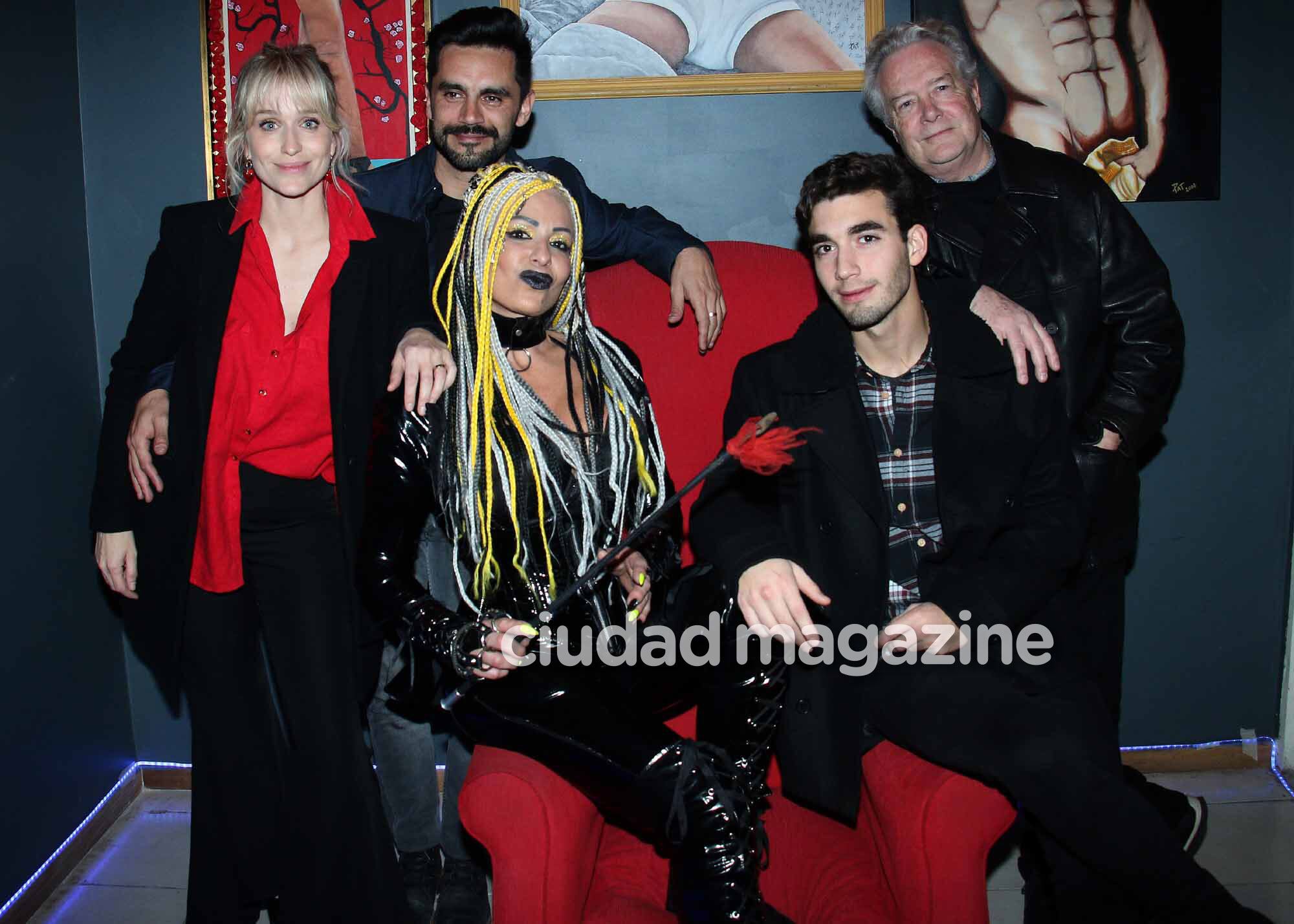 Brenda Gandini y Gonzalo Heredia fueron a ver a Daniela Cardone a Sex (Foto: Movilpress)