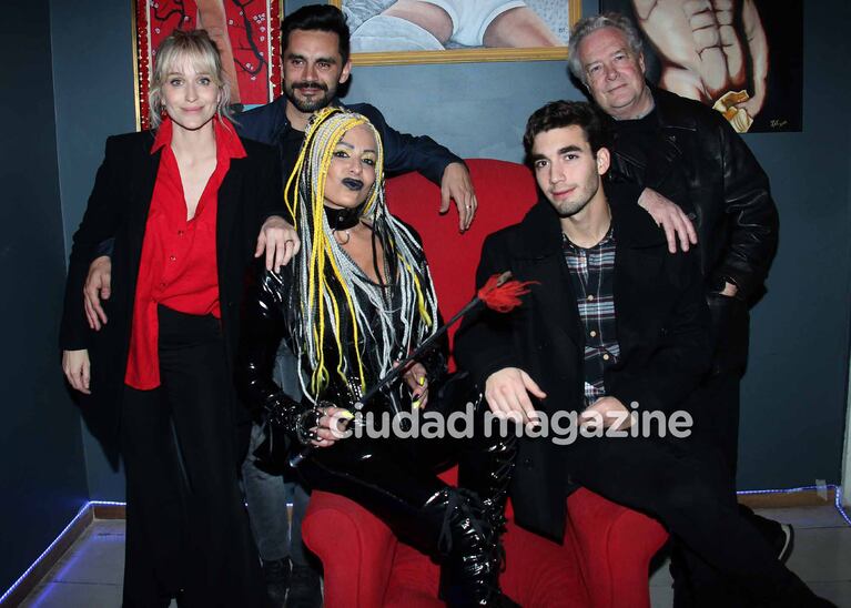 Brenda Gandini y Gonzalo Heredia fueron a ver a Daniela Cardone a Sex (Foto: Movilpress)