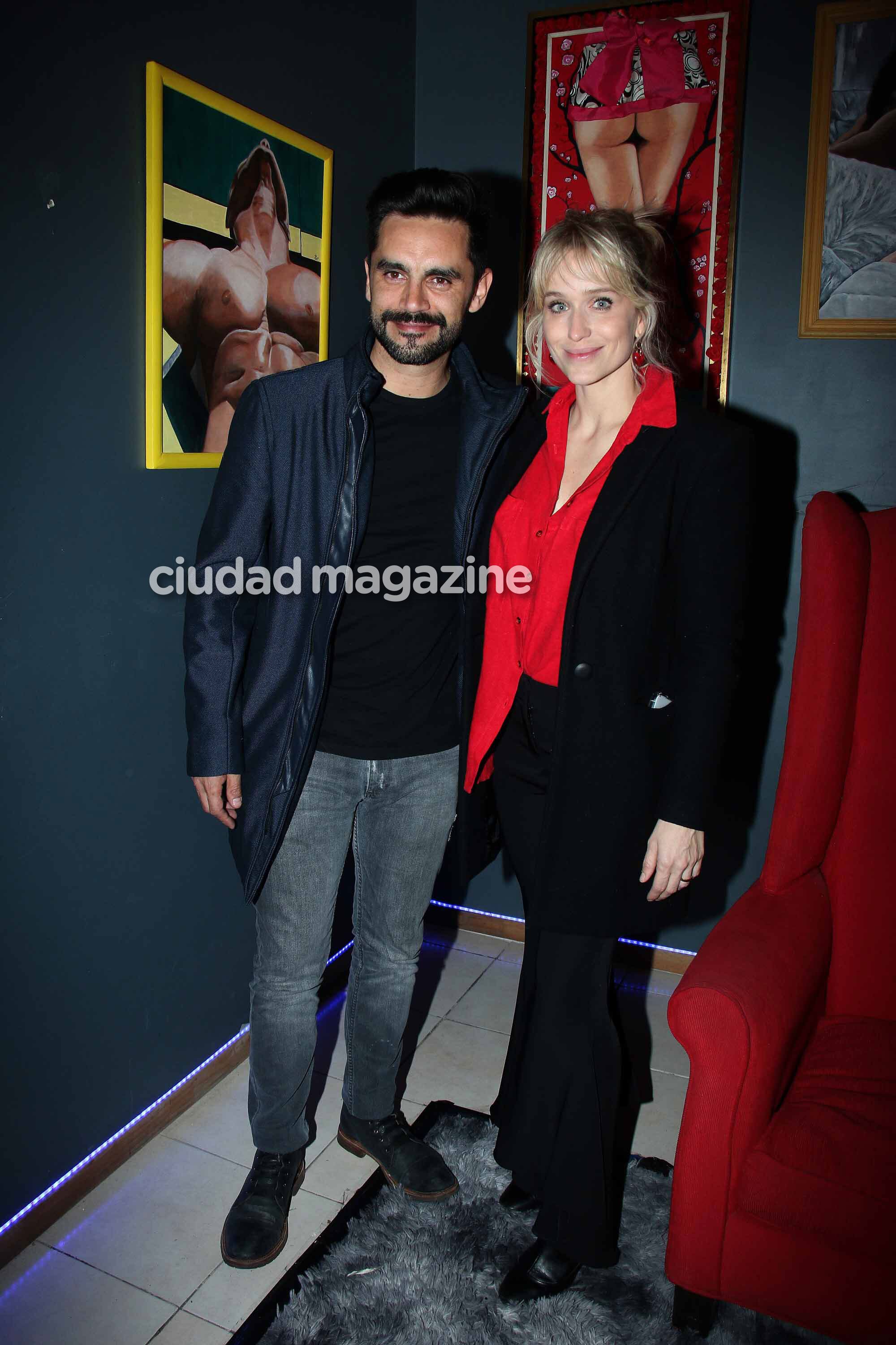 Brenda Gandini y Gonzalo Heredia fueron a ver a Daniela Cardone a Sex (Foto: Movilpress)