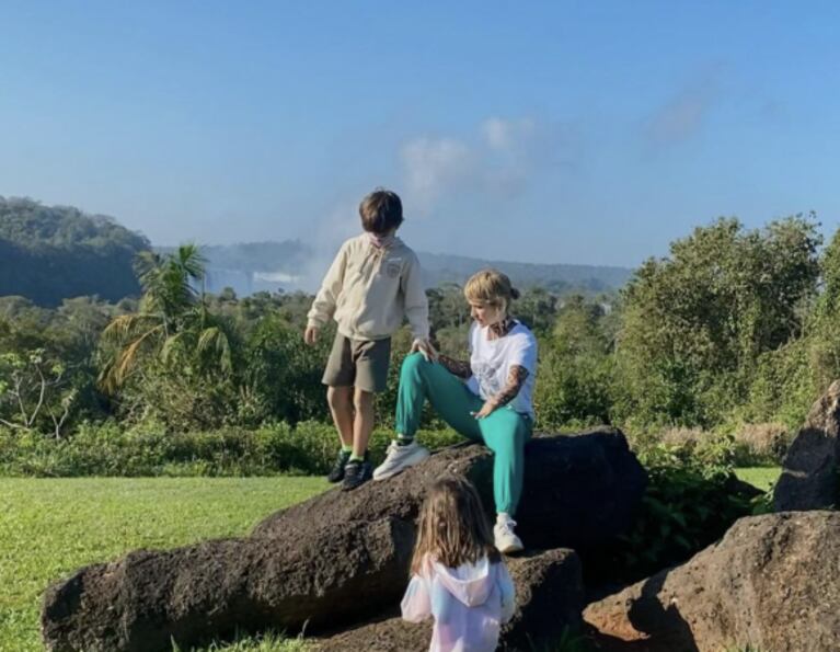 Brenda Gandini y Gonzalo Heredia se divirtieron con sus hijos en las Cataratas del Iguazú: "Disfrutando de esta maravilla"