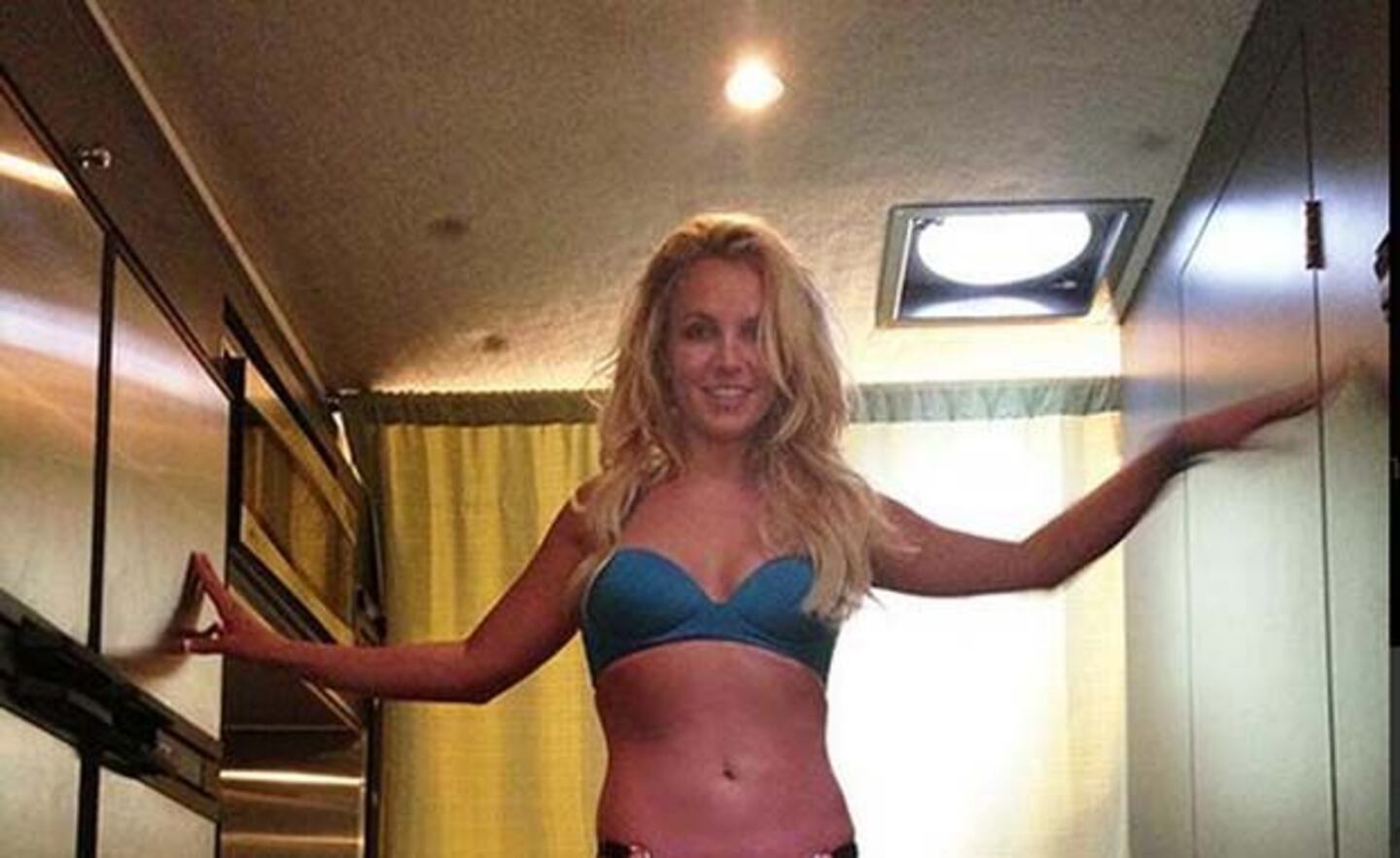 Britney Spears, explosiva durante la grabación del video de su nuevo single. (Foto: Twitter)