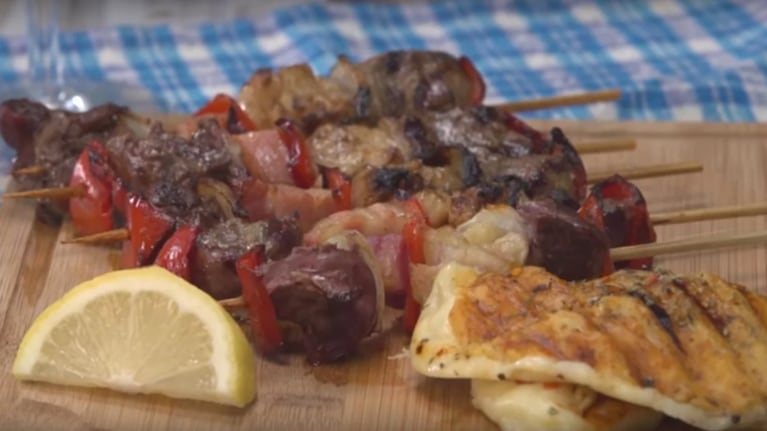 Brochettes mixtas con provoleta: la receta que fusiona la carne con el mejor sabor