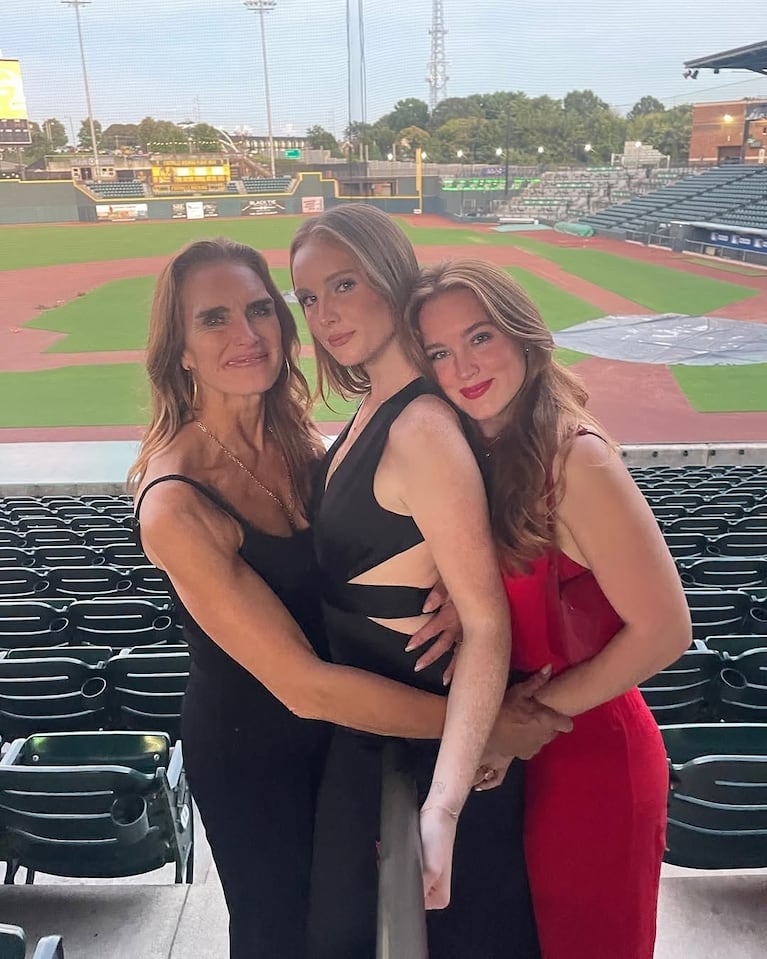 Brooke Shields con sus hijas. Foto: Instagram @brookeshields