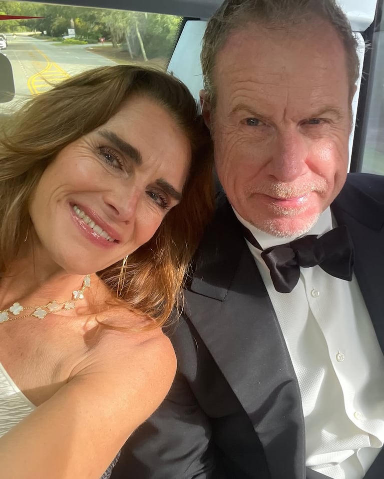 Brooke Shields y Chris Henchy. Foto: Instagram @brookeshields