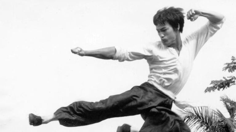 Bruce Lee daba clases de wing chun kung-fú en garajes abandonados