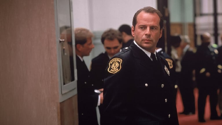 Bruce Willis interpreta a Tom Hardy, un detective de homicidios.