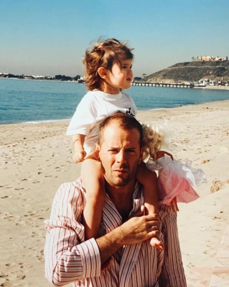 Bruce Willis junto a sus hijas en distintas etapas de su vida. Crédito Instagram