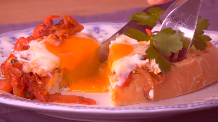 Bruschetta de huevo con toma y panceta, la receta ideal para los amantes del brunch