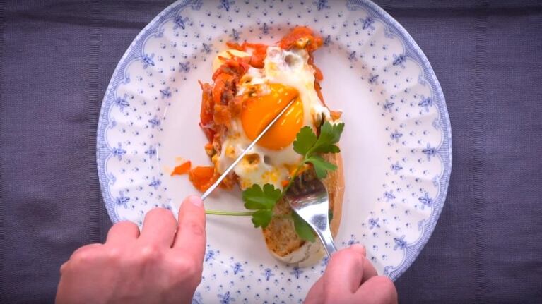 Bruschettas, panceta, huevo