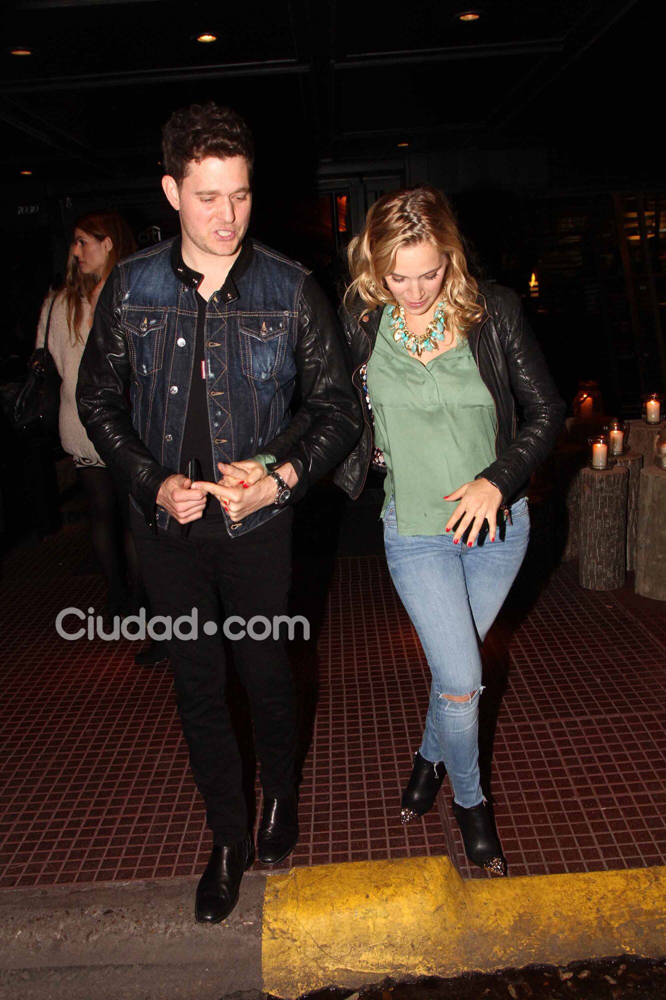 Bublé y Luisana Lopilato, que mostró su pancita de cinco meses (Fotos: Movilpress). 