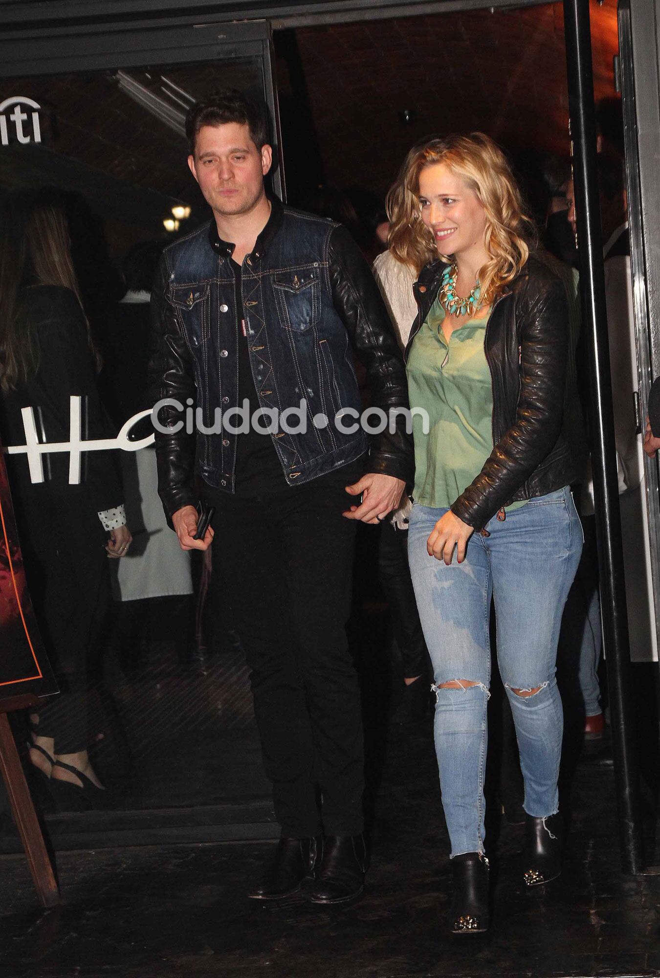 Bublé y Luisana Lopilato, que mostró su pancita de cinco meses (Fotos: Movilpress). 