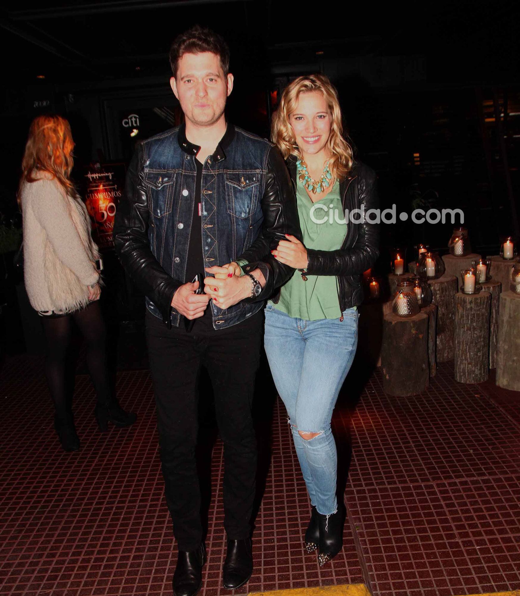 Bublé y Luisana Lopilato, que mostró su pancita de cinco meses (Fotos: Movilpress). 
