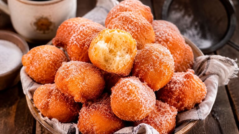 Buñuelos dulces caseros para el invierno (Foto creada con IA)