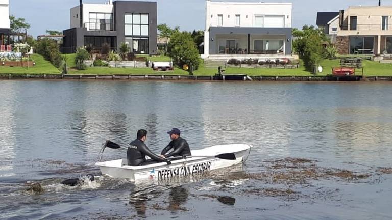 Buscan a un joven que ingresó con su kayak a un lago artificial en Escobar