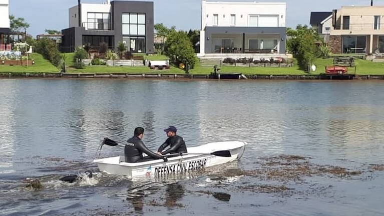 Buscan a un joven que ingresó con su kayak a un lago artificial en Escobar