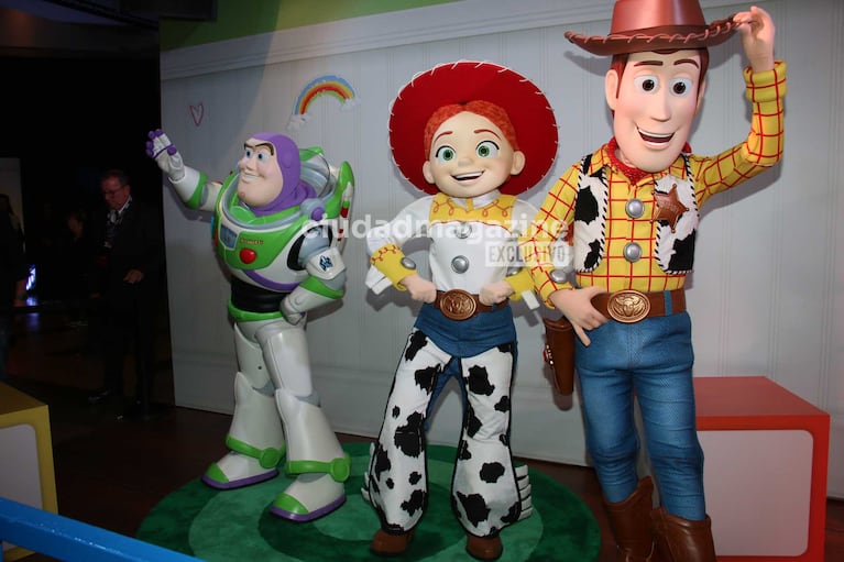 Buzz, Jessi y Woody en la avant premiere de Toy Story 5 (Foto: Movilpress)