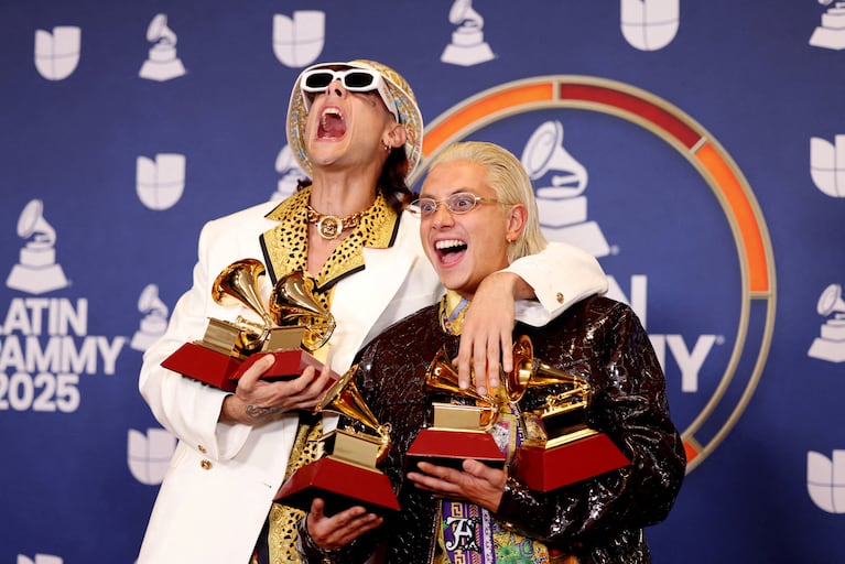 CA7RIEL & Paco Amoroso pose with the awards for Best Pop Song for "El Dia Del Amigo", Best Alternative Music Album for "Papota", Best Alternative Song for "#Tetas", Best Short Form Music Video for "#Tetas", and Best Long Form Music Video for "Papota (Short Film)" at the 26th Annual Latin Grammy Awards in Las Vegas, Nevada, U.S., November 13, 2025. REUTERS/Ronda Churchill     TPX IMAGES OF THE DAY