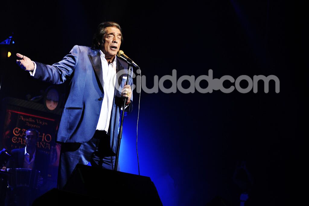 Cacho Castaña sobre el escenario. (Foto: Jennifer Rubio-Ciudad.com)