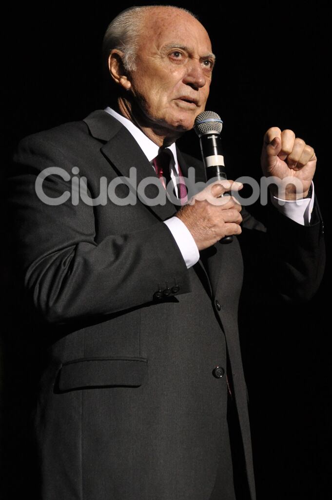 Cacho Fontana sobre el escenario. (Foto: Jennifer Rubio-Ciudad.com)