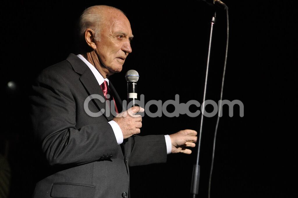 Cacho Fontana subió al escenario junto a Cacho Castaña. (Foto: Jennifer Rubio-Ciudad.com)