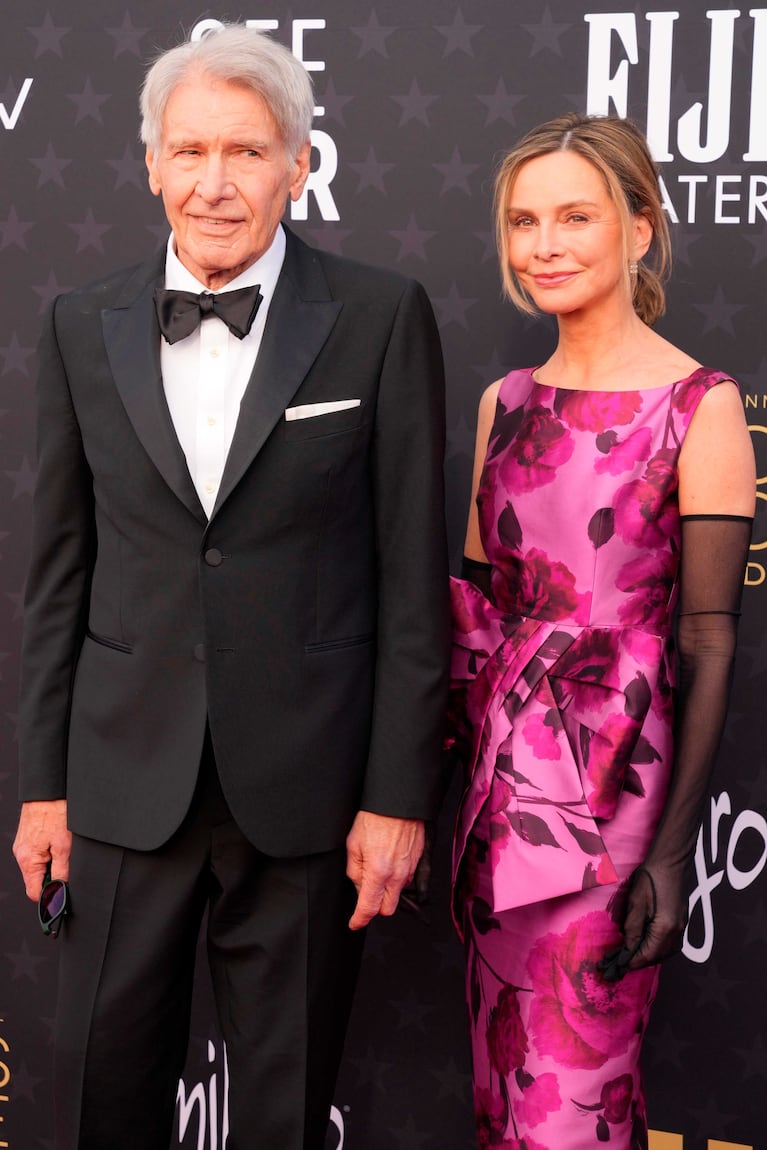 Calista Flockhart y Harrison Ford en la alfombra roja de los Critics choice Awards 2024 (Fotos: Reter - AP- EFE - AFP)