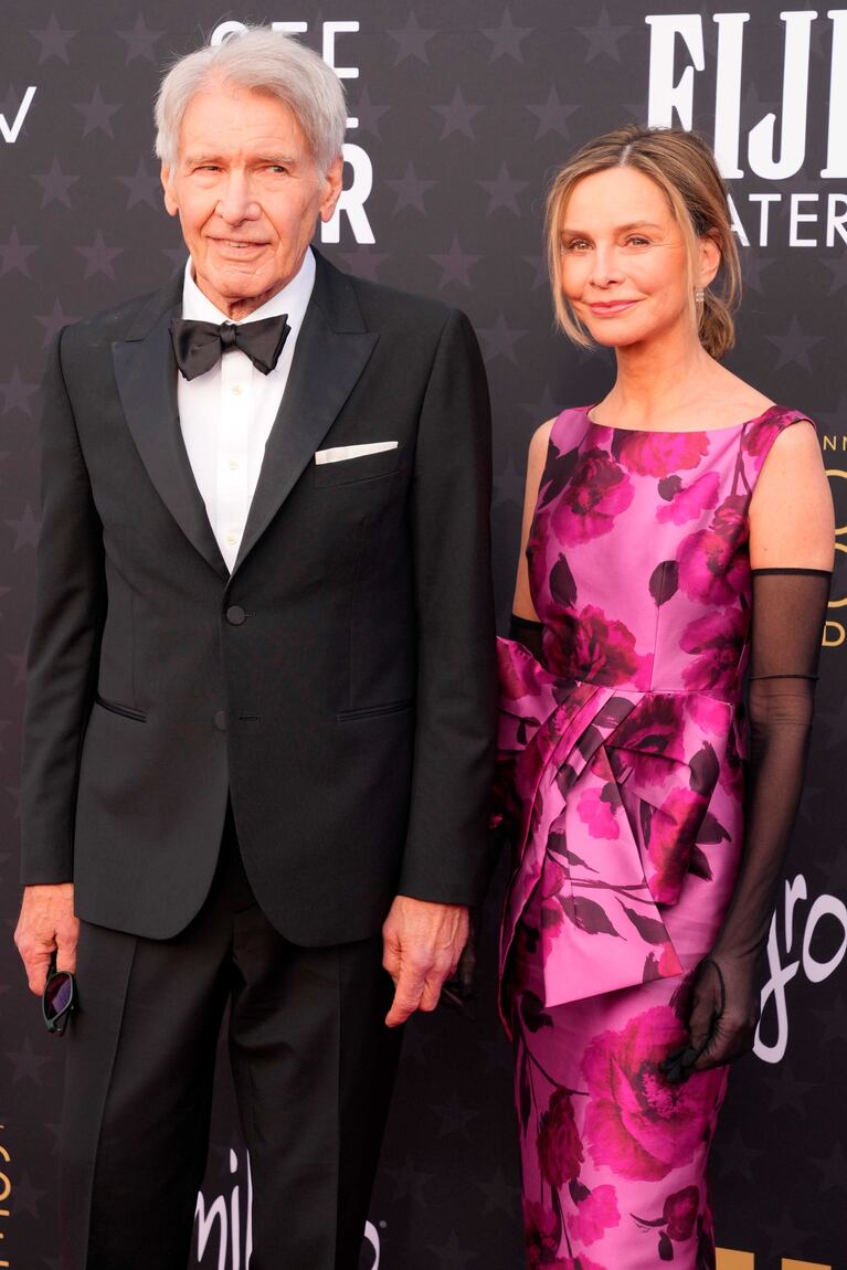 Calista Flockhart y Harrison Ford en la alfombra roja de los Critics choice Awards 2024 (Fotos: Reter - AP- EFE - AFP)