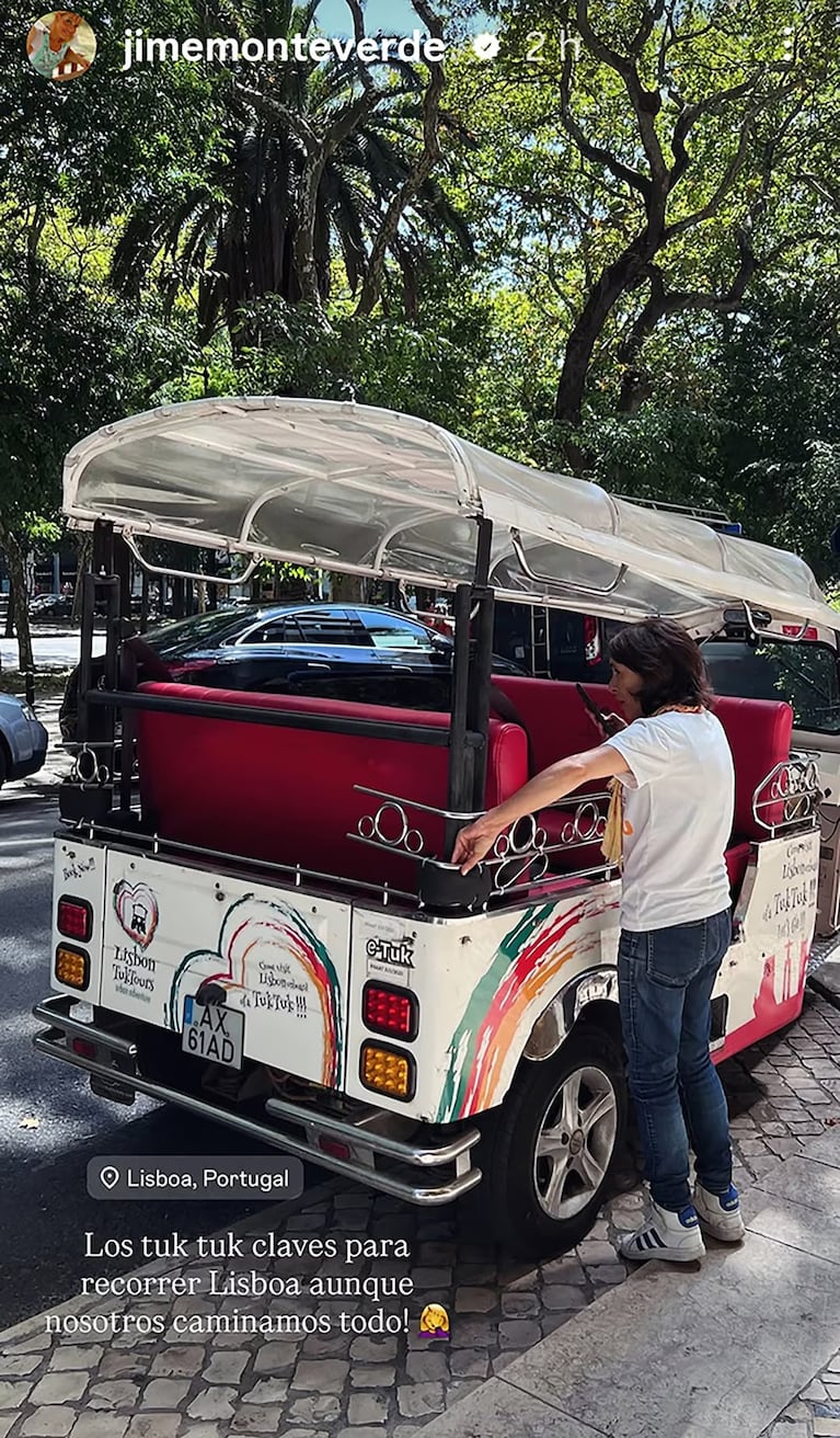 Calle empedrada de Portugal con un tuk-tuk típico durante el recorrido de la familia Monteverde.
