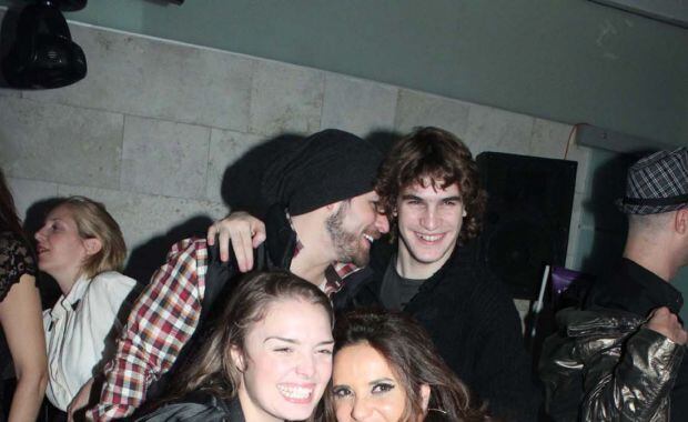 Callejón, entre amigos: junto a "Tripa " Tripel y Florencia Otero. (Foto: Prensa Nicolás Di Raimondo)