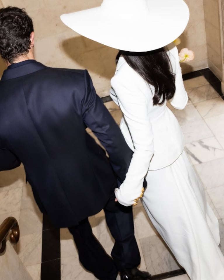 Callum Turner y Dua Lipa se casaron el fin de semana en el oeste de Londres.