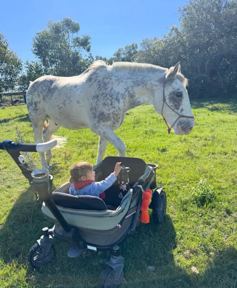 Calu Rivero compartió tiernas fotos junto a sus hijos en el campo: plena naturaleza, caballos y tranquilidad | Créditos: Instagram @lacalurivero