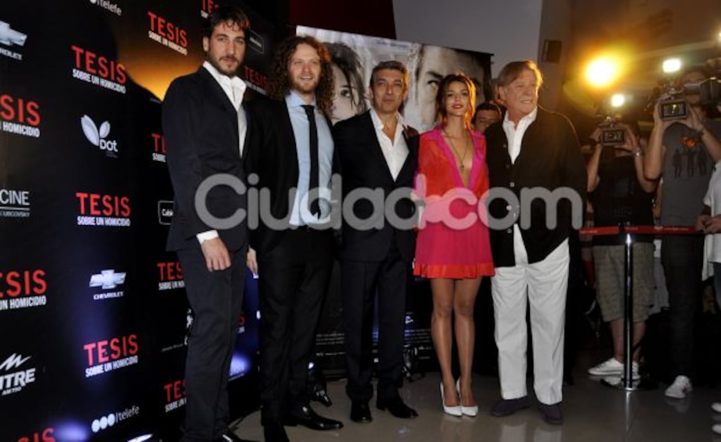 Calu Rivero con el elenco y director de Tesis... (Foto: Jennifer Rubio-Ciudad.com)