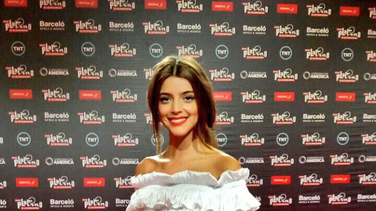 Calu Rivero eligió un vestido blanco y largo para la alfombra roja (Foto: Instagram).