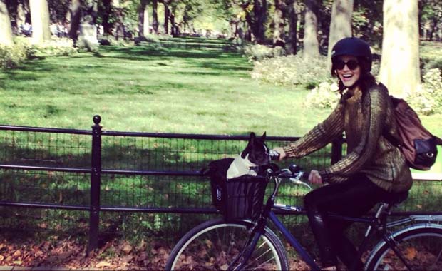 Calu Rivero y Fiona viajando en bicicleta, como en Buenos Aires.  (Foto: @riverocalu)