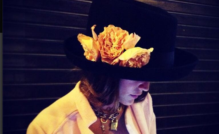 Calu Rivero y su extravagante look parisino (Fotos: Instagram). 
